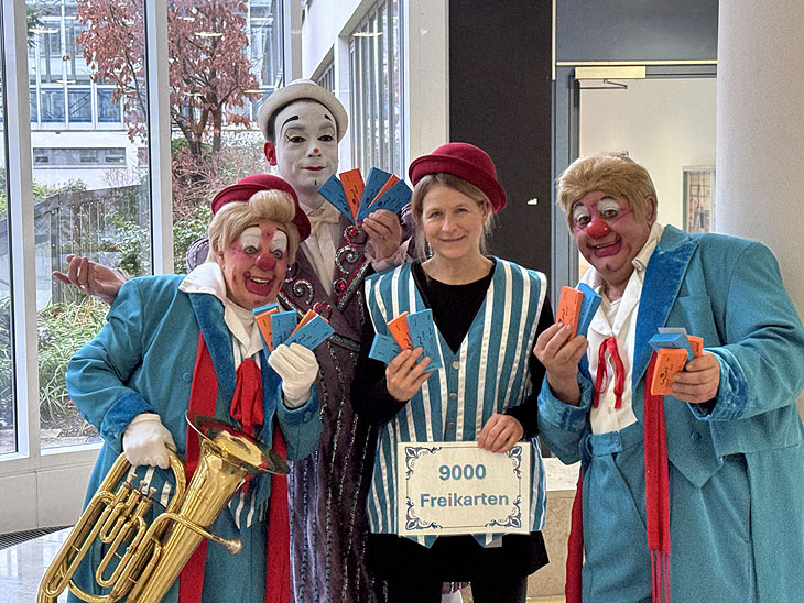 9000 Zirkus-Freikarten wurden mit den Clowns des Toni-Alexis-Trio an Sozialreferentin Dorothee Schiwy übergeben (©Foto:Martin Schmitz)